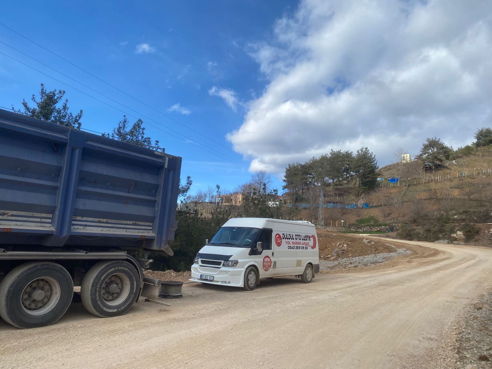 Arazi yolunda oto lastik yardım aracı