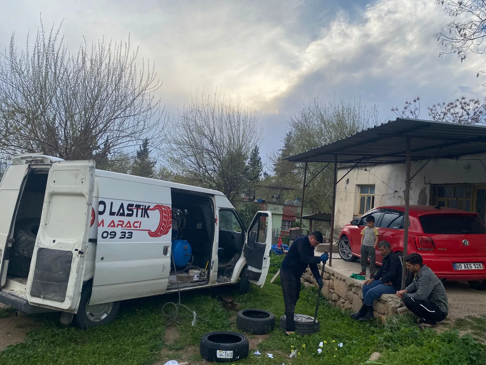 Gece otoyolda mobil lastik ve yol yardım hizmeti