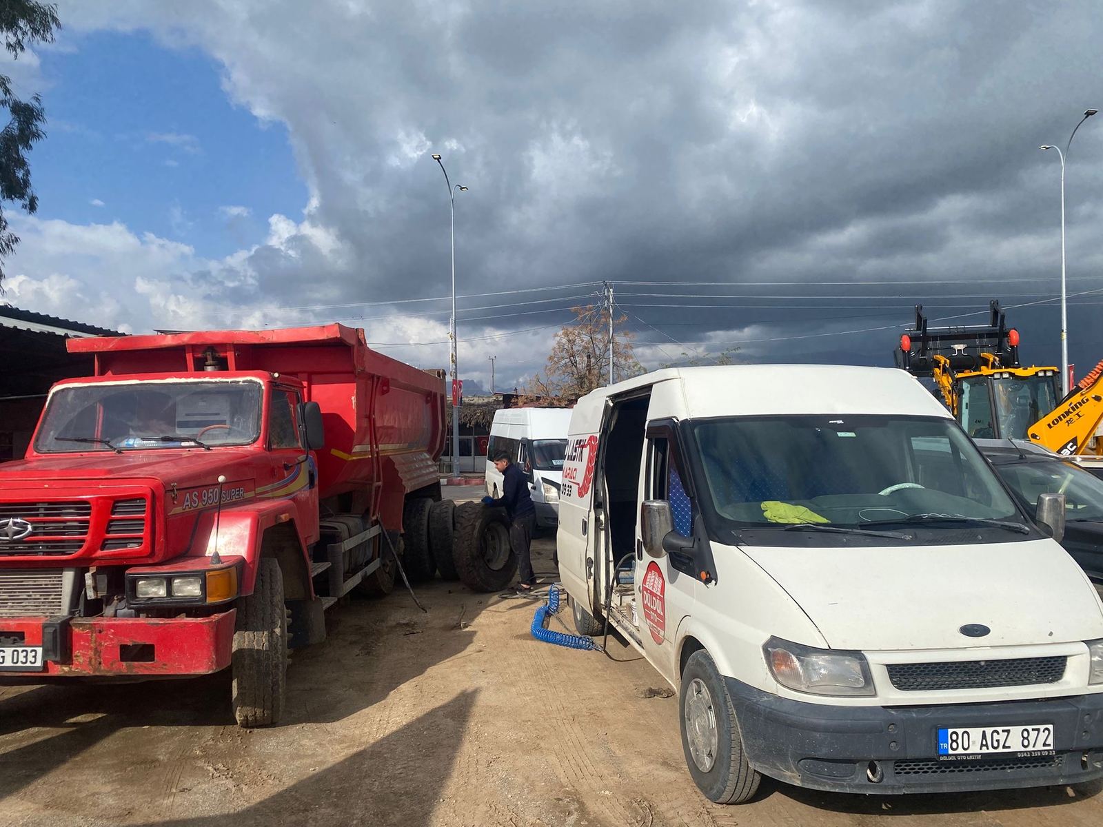 Kamyon lastik servis çalışması